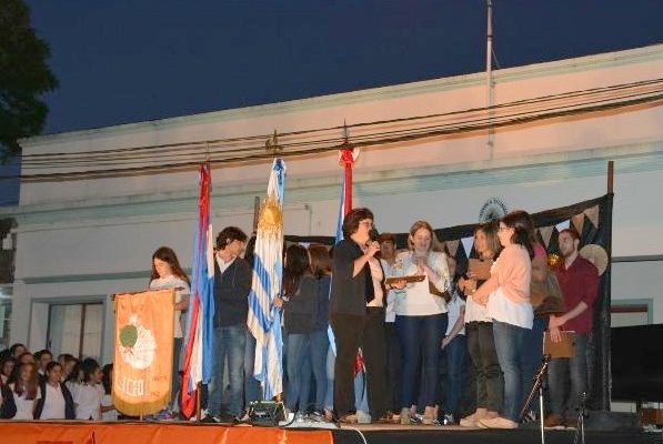 Liceo de Ombúes de Lavalle realiza reconocimiento público a profesionales de CAMOC