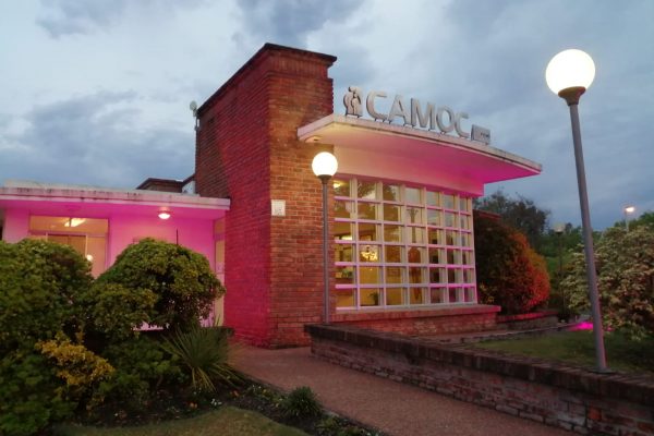 CAMOC OMBÚES DE LAVALLE realiza intervención en su fachada por el Mes de Sensibilización sobre el Cáncer de Mama