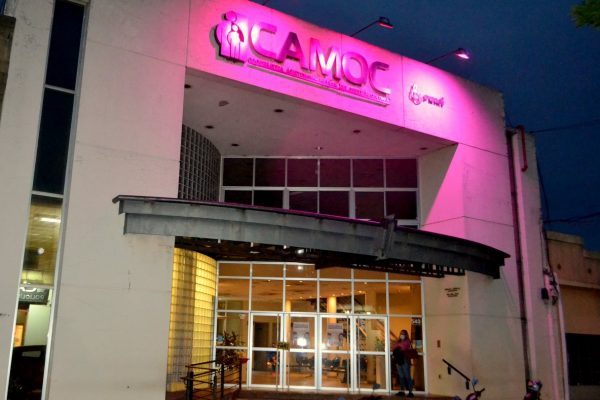 CAMOC iluminó sus fachadas de color rosa para concientizar sobre el cáncer de mama