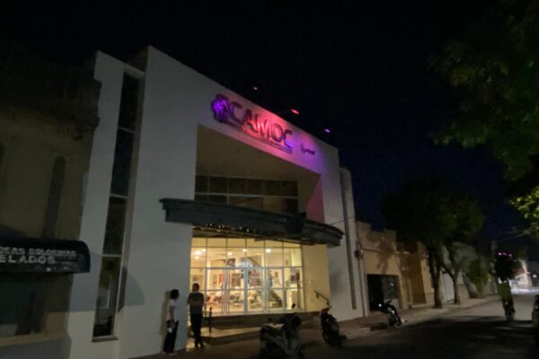 Fachadas de Camoc se iluminan de violeta por el Día Internacional de la Mujer