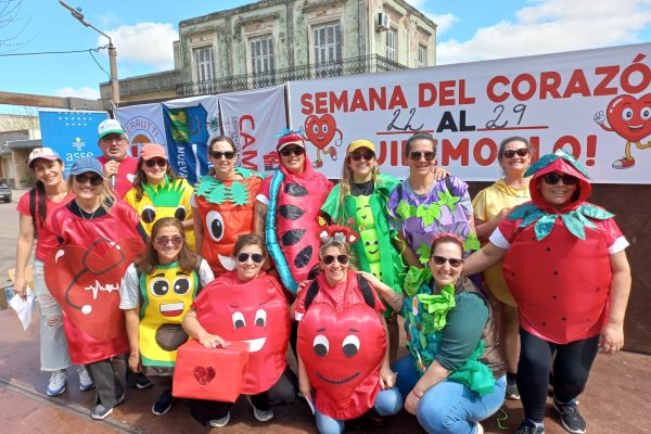 Multitudinaria caminata escolar por la Semana del Corazón en Nueva Palmira