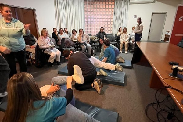 CAMOC promovió una charla sobre salud postural dirigida a auxiliares de servicio